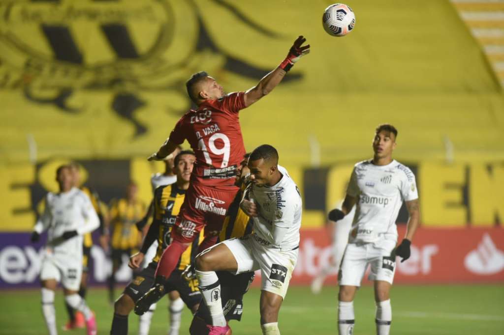 Libertadores: Auxiliar técnico elogia logística do Santos e evita criticar defesa