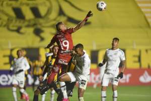 Libertadores: Auxiliar técnico elogia logística do Santos e evita criticar defesa