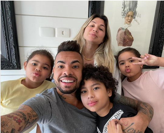Atacante tira foto com a família em São Paulo e anima torcida do Corinthians: ‘Volta’