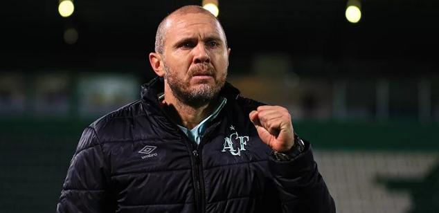 Mozart Santos lamenta maratona de jogos, mas valoriza elenco da Chapecoense