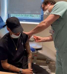 Com direito a cara feia, Neymar é vacinado contra a Covid-19: 