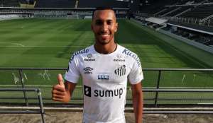 Atacante renova contrato com Santos até 2026: 'Este clube é minha vida'