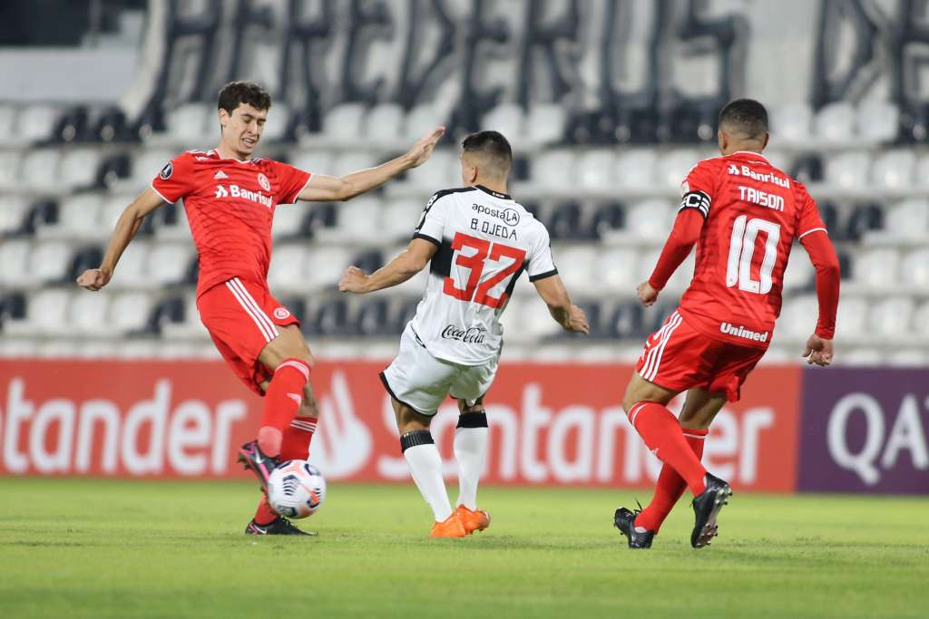 Internacional encaminha classificação e empate 'ajuda' o Santos