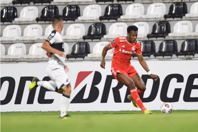 Libertadores: Lateral comemora classificação encaminhada do Inter: ‘Mais um passo’