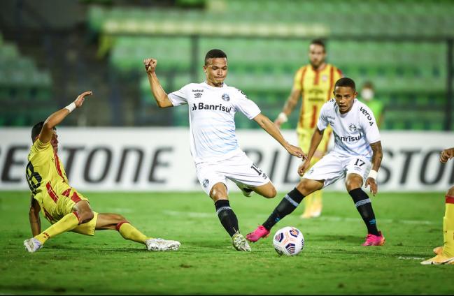 Grêmio goleou sem dificuldades e garantiu vaga na próxima fase Grêmio goleou sem dificuldades e garantiu vaga na próxima fase