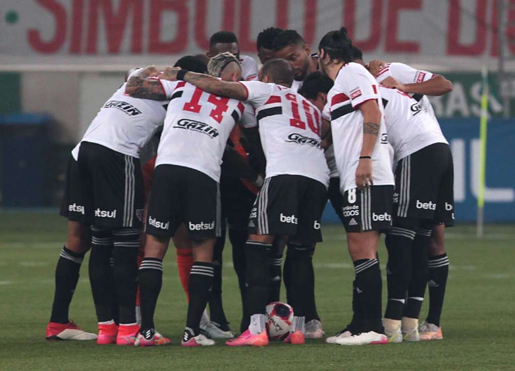 Atacante do São Paulo sofre com o bonito chute na trave: 'Eu acreditei que ia entrar'