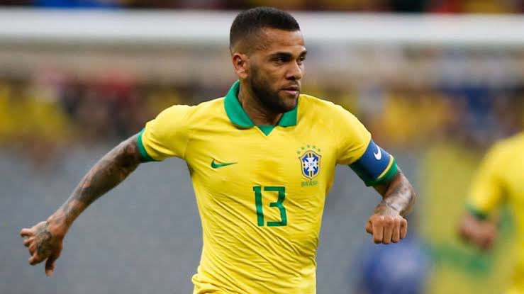 Daniel Alves tem lesão confirmada e é cortado da seleção brasileira