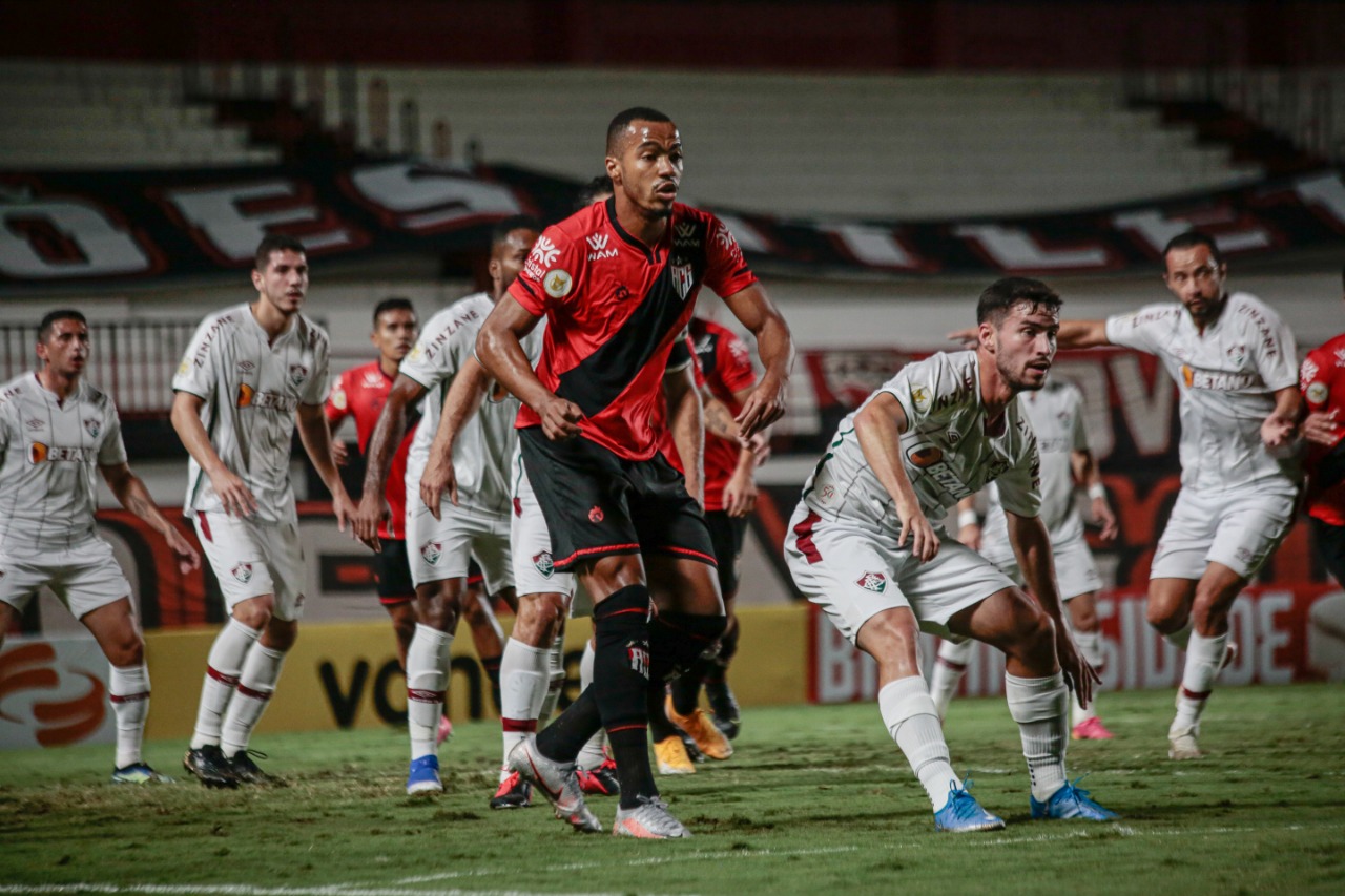Atlético-GO 1 x 0 Fluminense – Dragão abusa de perder gols, mas vence e cola no G4