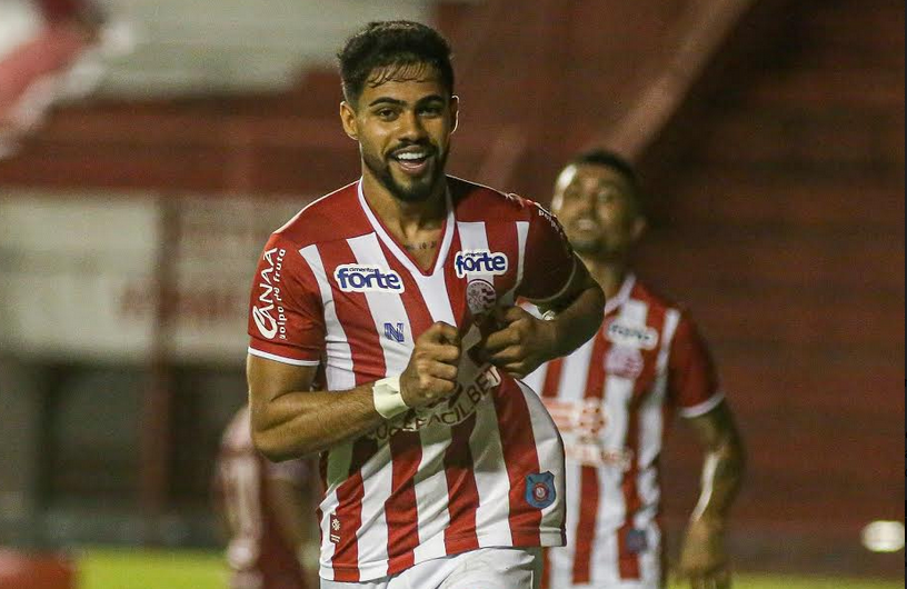 Bicampeão estadual lateral é um dos destaques do líder da Série B