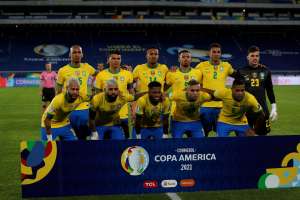 Engenhão tem mais gente fora do que dentro do estádio em noite de Brasil x Peru