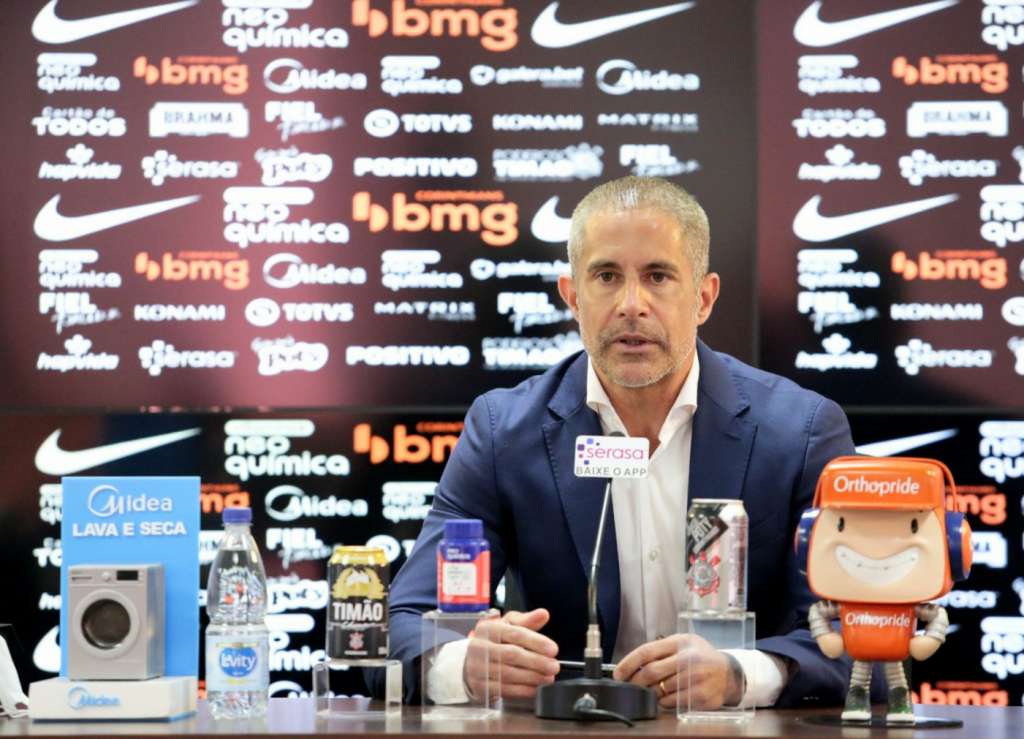 Sylvinho diz que Corinthians sofreu gol com um a mais pois se expôs: ‘É do jogo’