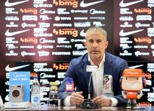 Sylvinho diz que Corinthians sofreu gol com um a mais pois se expôs: 'É do jogo'