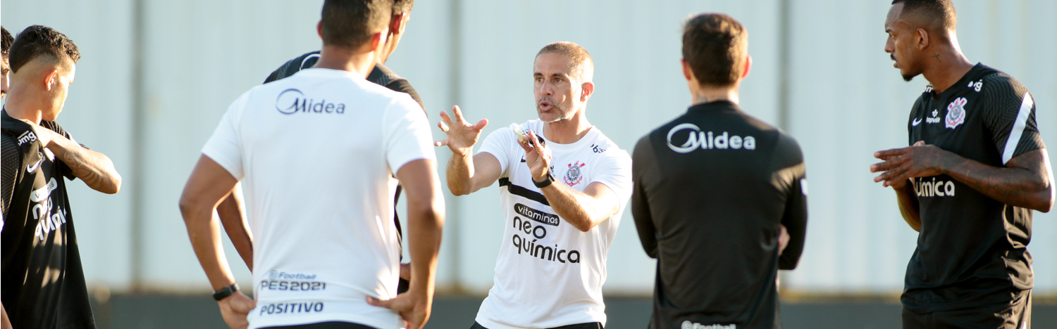 Com problemas no ataque, Sylvinho prevê Fagner mais ofensivo no Corinthians