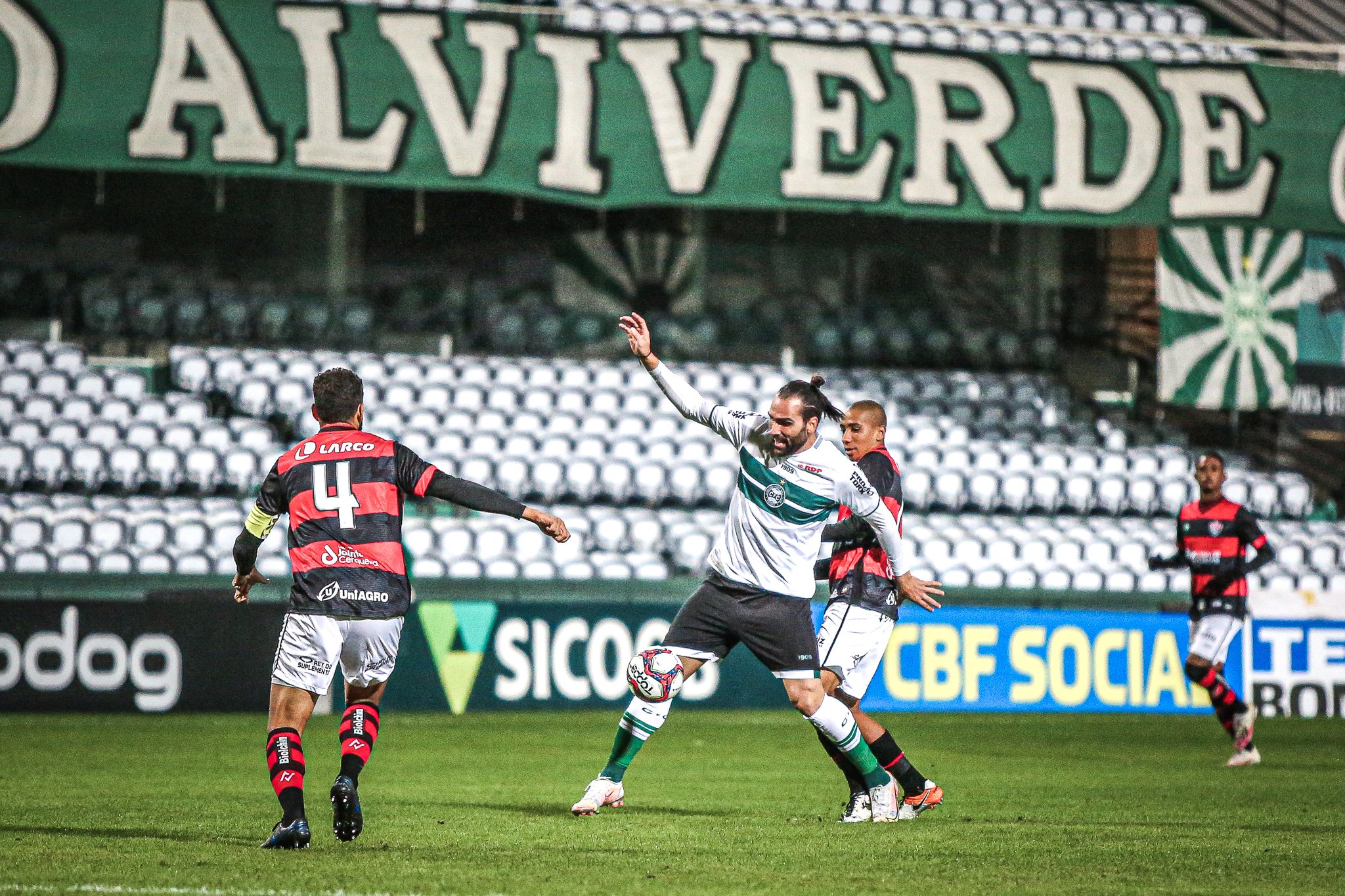 Coritiba 1 x 0 Vitória – Coxa engata 2ª vitória e entra no G4 da Série B