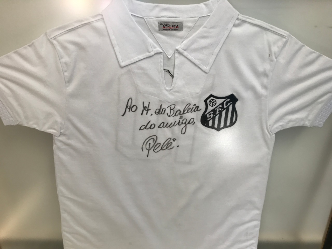 Jogadores do Santos participam de campanha solidária e sorteiam camisa autografada pelo Pelé