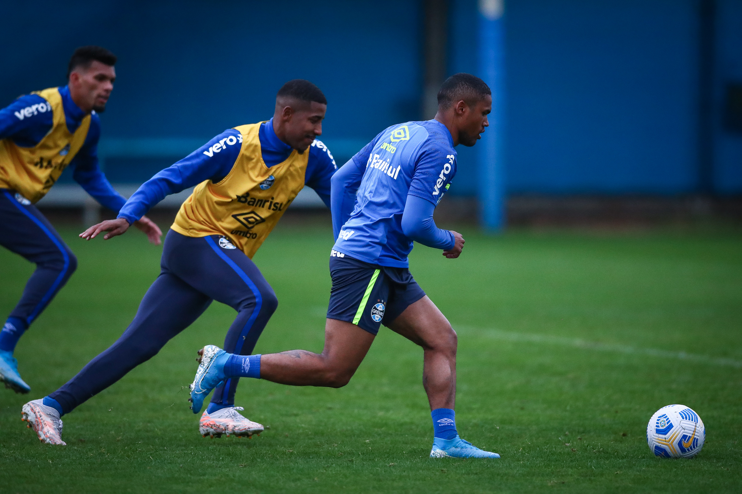 Douglas Costa é relacionado e deve reestrear pelo Grêmio após 11 anos