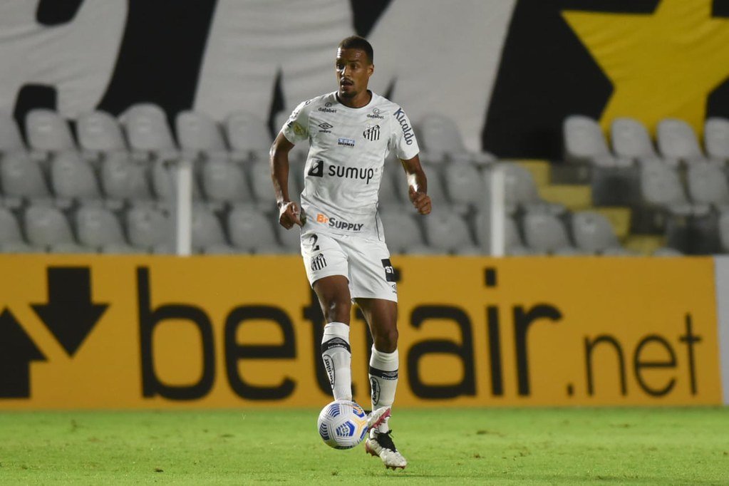 Luiz Felipe vê Santos em evolução com Diniz e quer marcar de novo no clássico