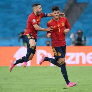 EUROCOPA: Espanha para no goleiro Szczesny e empata com a Polônia