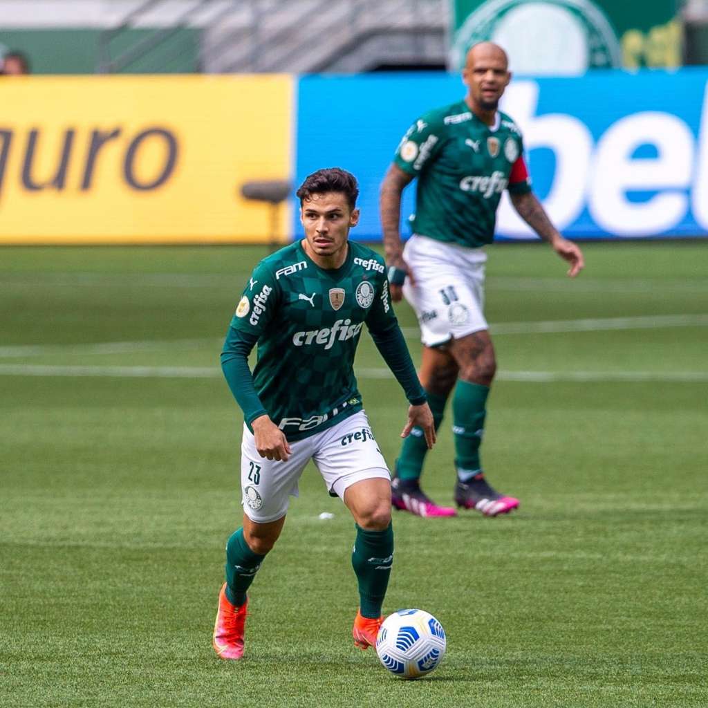 Palmeiras decide renovar contrato de Raphael Veiga até dezembro de 2024