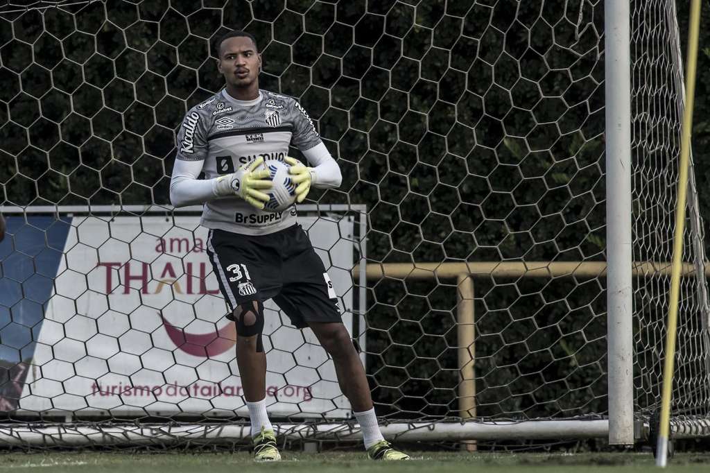 John pode retornar à meta do Santos contra Sport pela oitava rodada do Brasileiro