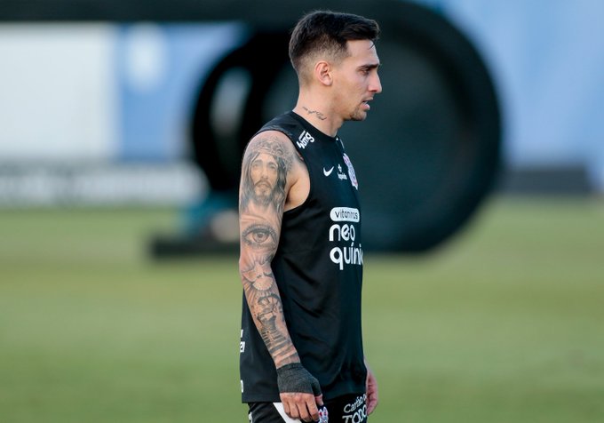 Após luto pelo pai, Mosquito volta aos treinamentos e pode reforçar o Corinthians