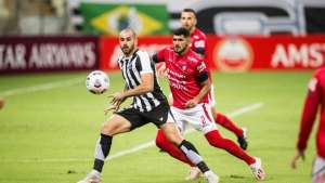 Sem acordo por renovação de empréstimo, atacante ex-Fla e Grêmio deixa o Ceará