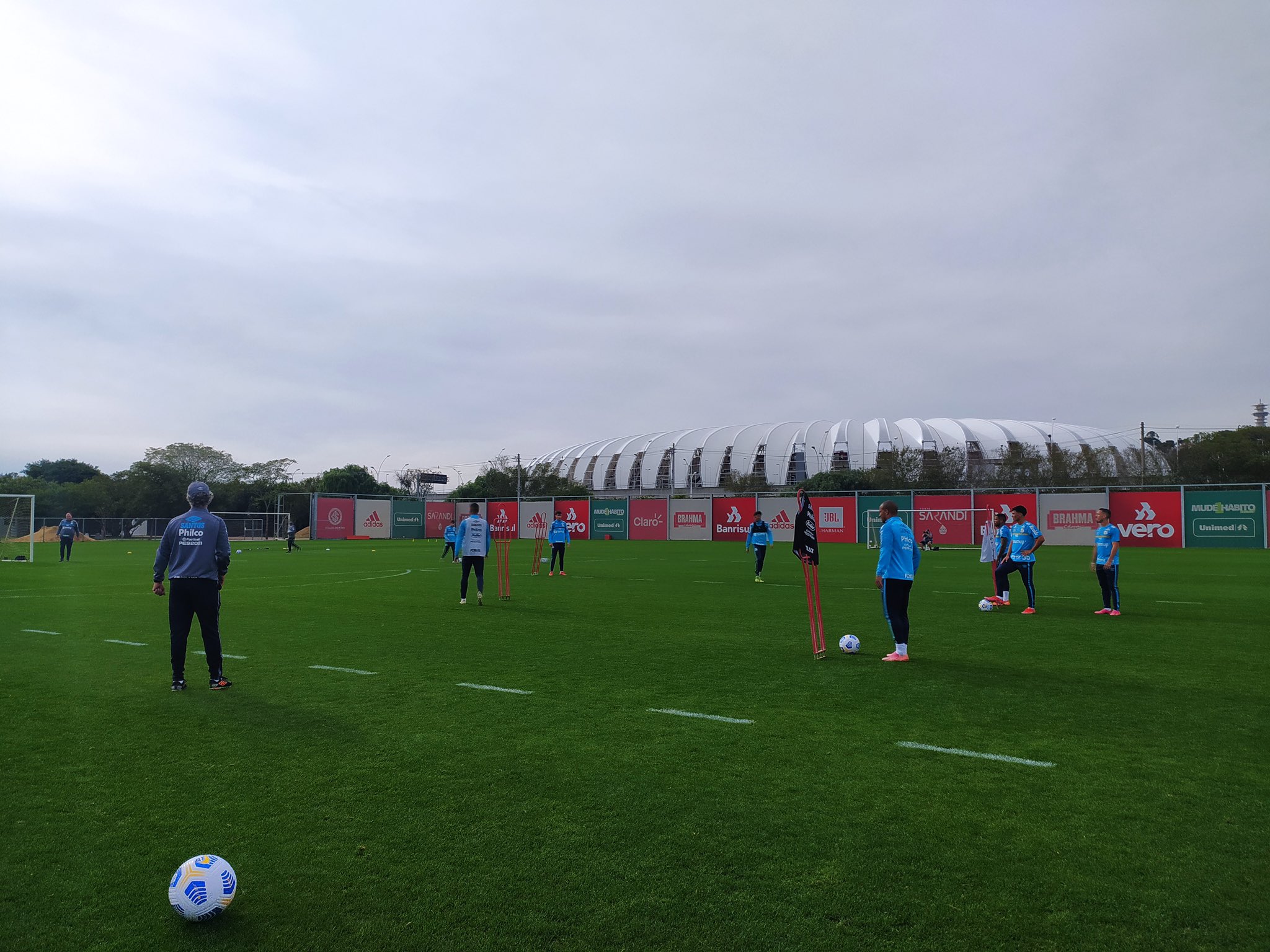 Santos treina no CT do Inter e Diniz escala time para duelo com o Grêmio