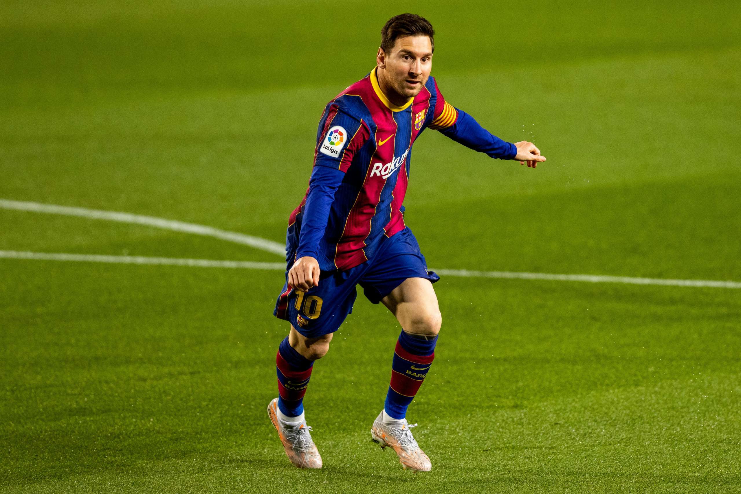 Com futuro incerto, Messi é homenageado pelo Barcelona no aniversário de 34 anos