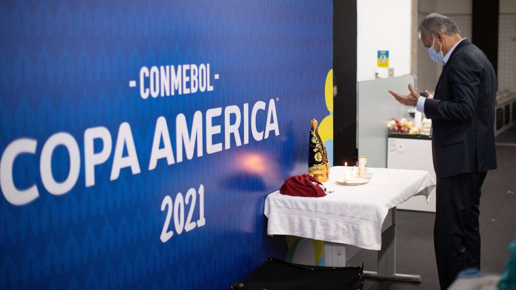 Tite critica gramado do Engenhão e minimiza clima tenso com a Colômbia