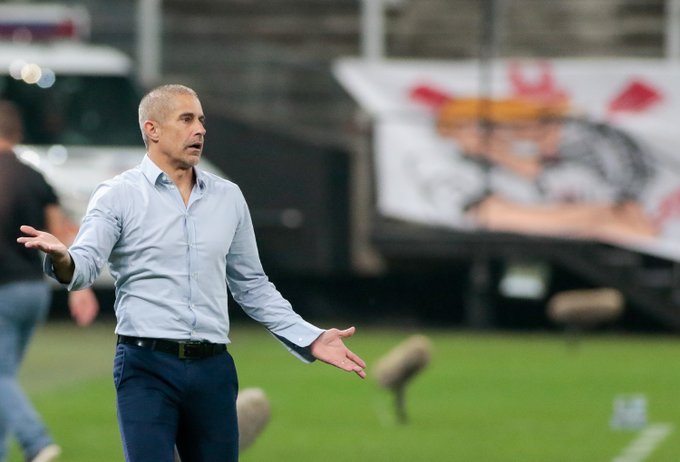 Sylvinho se esquiva sobre saída de Avelar e revela conversa com Jô no Corinthians