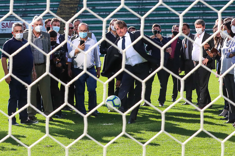 Bolsonaro visita Arena Condá, bate pênalti e acompanha amistoso da Chapecoense