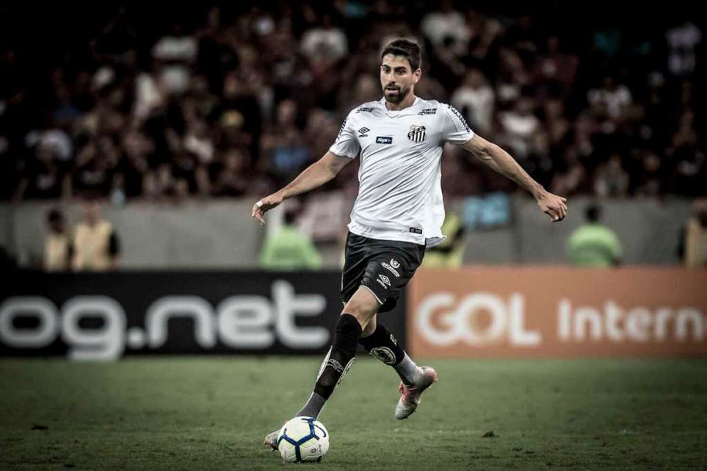 Em alta no Santos, zagueiro titular entra na mira de time de Sampaoli na Europa