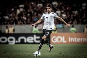 Em alta no Santos, zagueiro titular entra na mira de time de Sampaoli na Europa