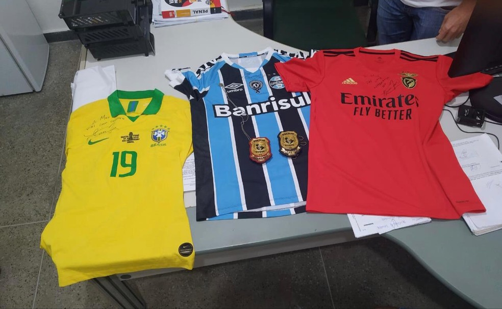 Polícia recupera camisas roubadas de jogador da seleção brasileira