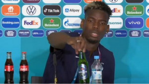 Pogba tira cerveja da bancada em atitude semelhante à de Cristiano Ronaldo
