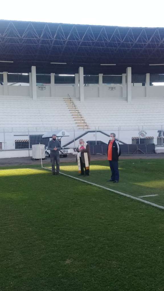 Agora vai ? Ponte Preta chama padre para benzer as instalações do Moisés Lucarelli