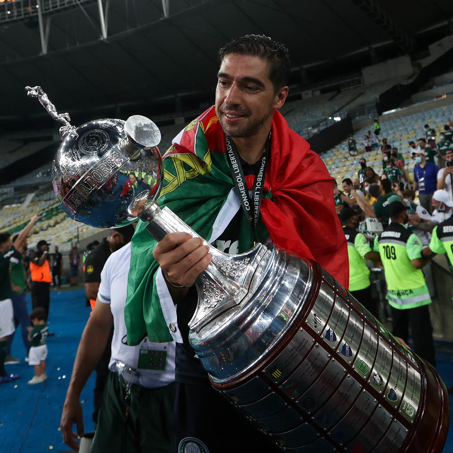 Pentacampeão visita delegação do Palmeiras no Sul e é tietado por Abel Ferreira