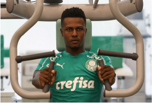 Jovem zagueiro que estava em Portugal é reintegrado pelo Palmeiras