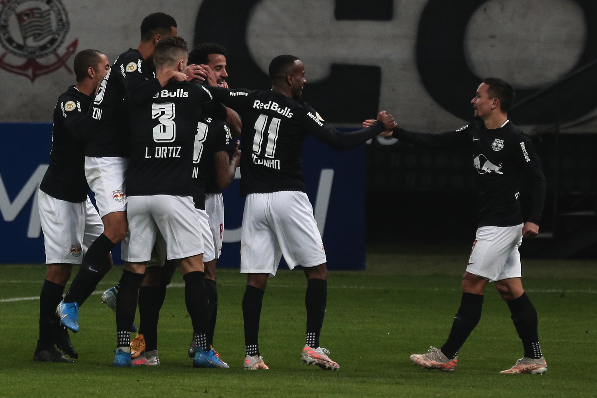 Jogadores do RB Bragantino comemoram um dos gols na Arena