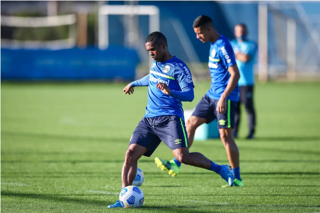 Screenshot 2021 06 16 at 16 14 53 Escalacao do Gremio Alisson inicia transicao fisica e Douglas Costa participa de treino