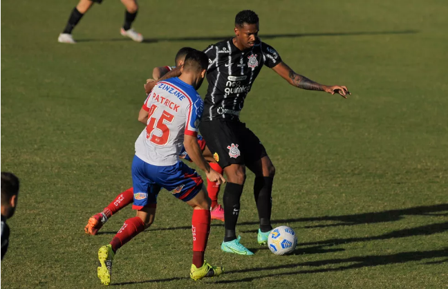 Corinthians multa Jô por usar chuteiras verdes em jogo do Brasileirão