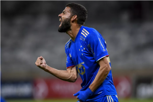 Time do Brasileirão 'flerta' com volante ex-Ponte que está no Cruzeiro