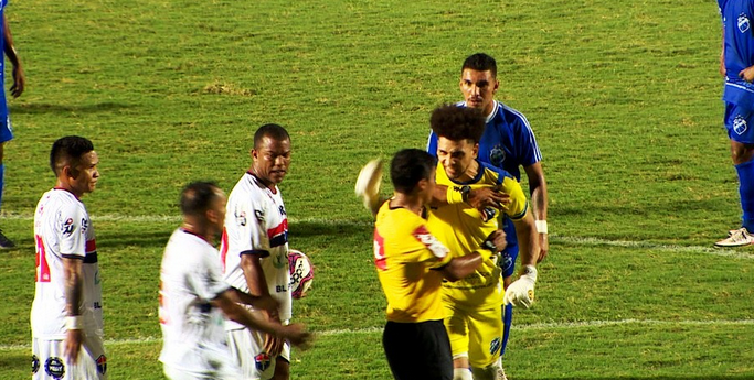 Série D: Após ser expulso, goleiro chama juiz de ‘cagão covarde’ e ainda dá soco no rosto