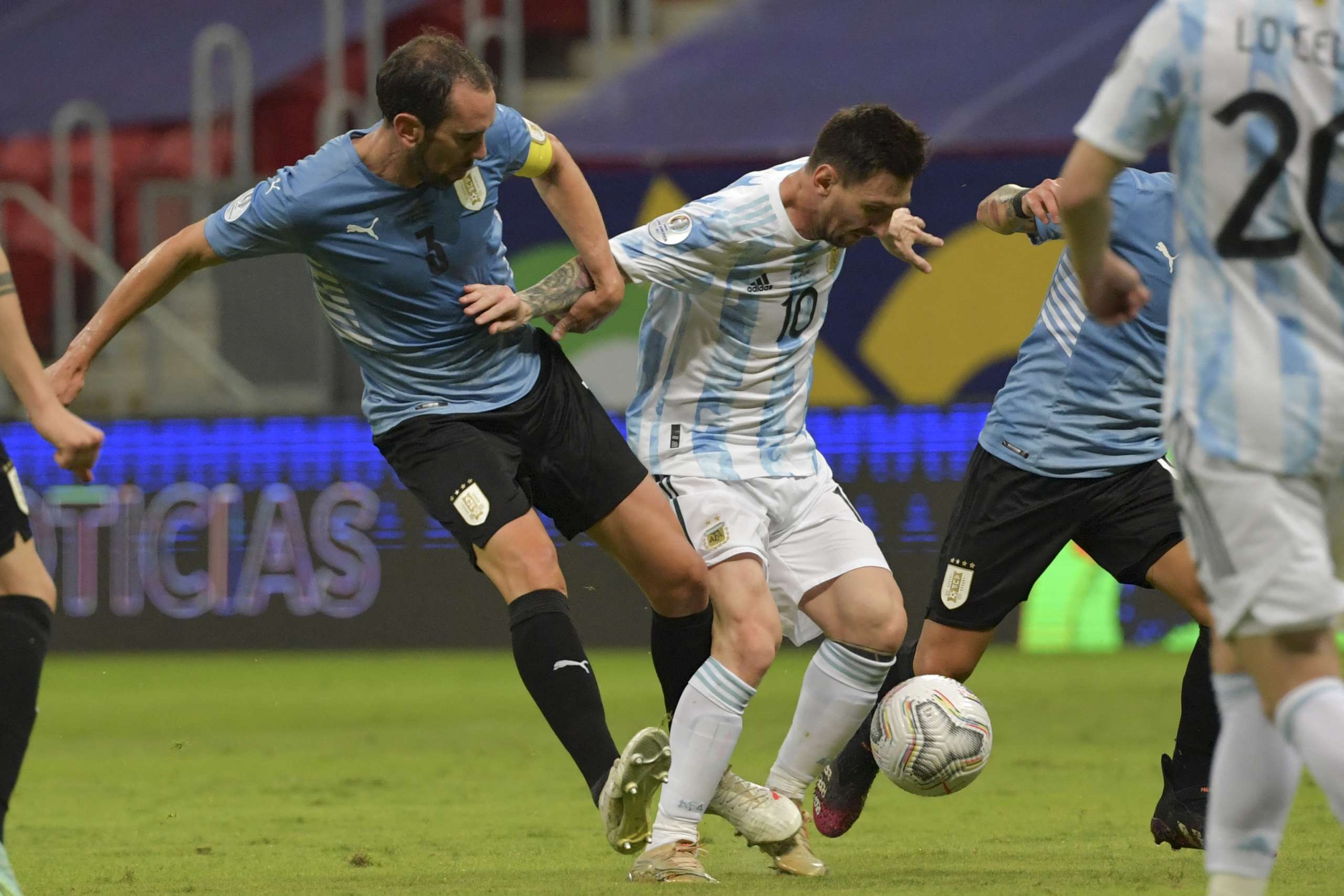 COPA AMÉRICA: Com boa atuação de Messi, Argentina domina e vence o Uruguai em Brasília