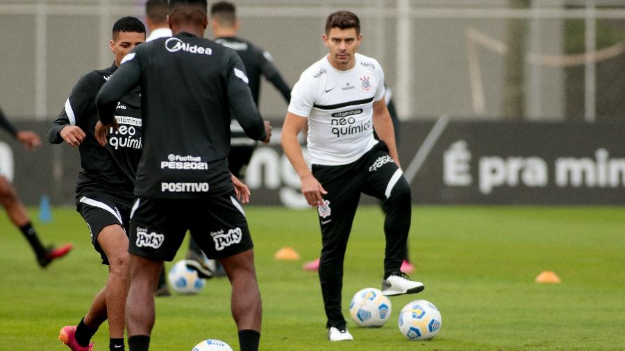 Campeão da Libertadores vira auxiliar do técnico Sylvinho no Corinthians