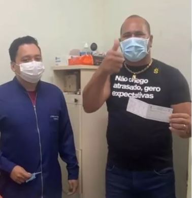Após jogo de futebol no Acre, Amaral e Chulapa são vacinados; internautas criticam Governo