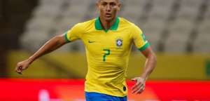 Atacante da Seleção recebe oficial de Justiça na Granja Comary