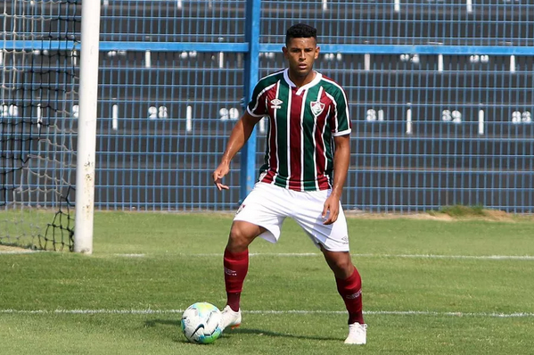 Fluminense rescinde com dois e volante assina em definitivo com o Botafogo-SP
