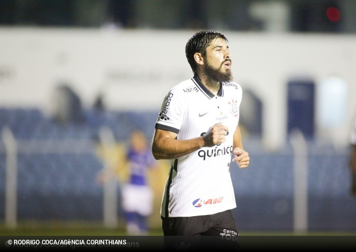 Zagueiro do Corinthians entra na mira de rival do Brasileirão