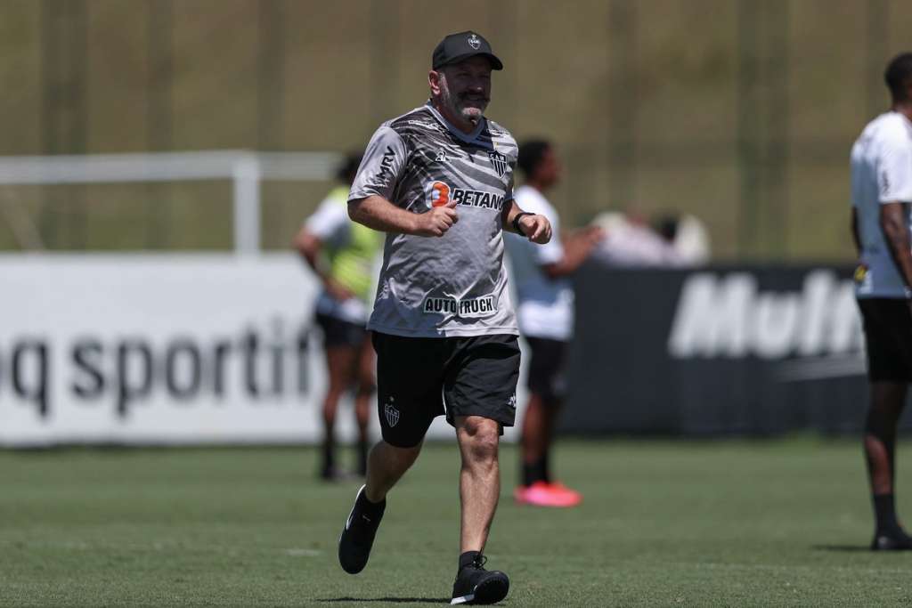 Cuquinha vê instabilidade no Atlético após revés: “Não se ganha jogo só com nome”